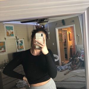 Black long sleeve cropped top